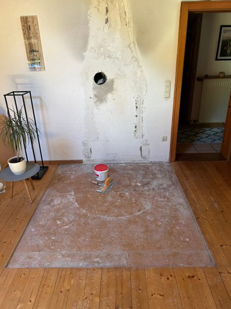 Der Boden wurde mit Dispersionsgrundierung grundiert, entkoppelt und gefliest