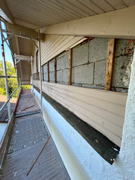 Giebelseite wurde die Holzverschalung entfernt