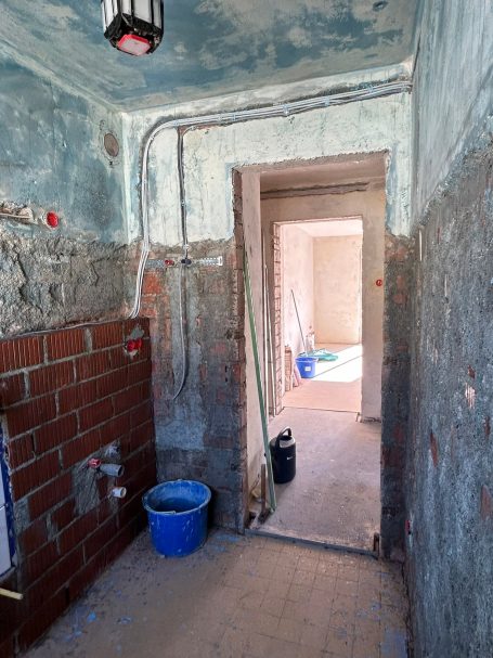 und bis zum alten Grundputz neu verputz...