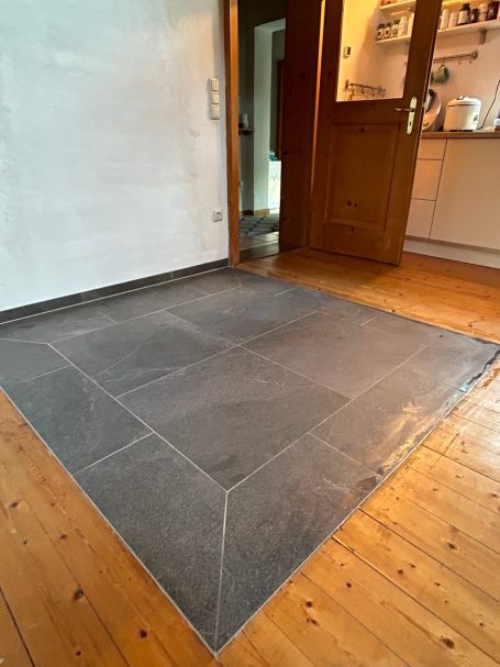 Hier wurden 60x60cm Dark Walk Fliesen verlegt..