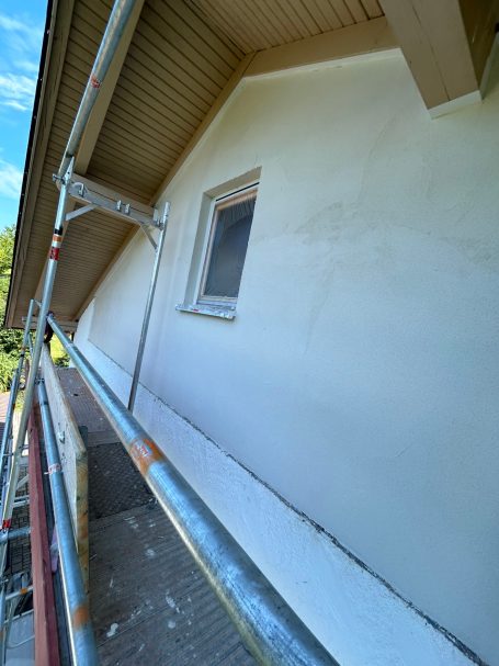 Gewebe mit Haftputz eingespachtelt und gefilzt