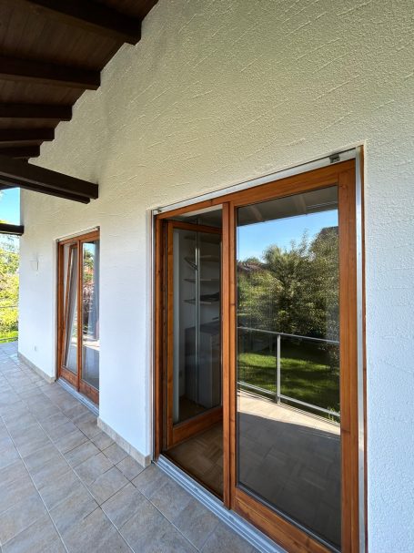 ein neuer Grundputz wurde angebracht und mit einem 3mm Scheibenputz die alte Strucktur erstellt...